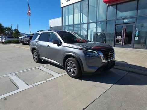 Used 2024 Nissan Pathfinder SV image 3