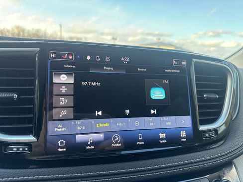 Used 2023 Chrysler Pacifica Touring-L image 25