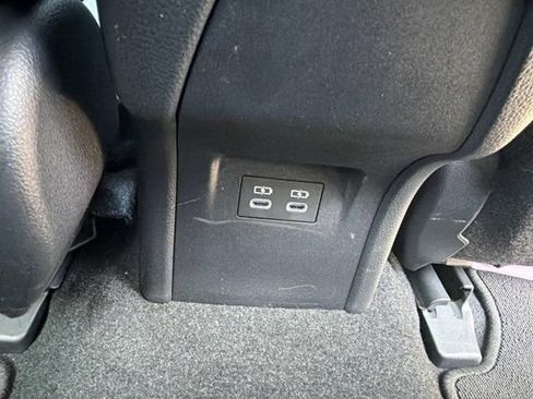 Certified 2025 Toyota Prius FWD image 21