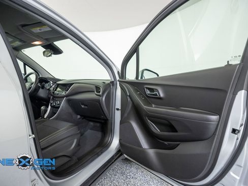 Used 2019 Chevrolet Trax LT w/ LT Convenience Package FWD image 37