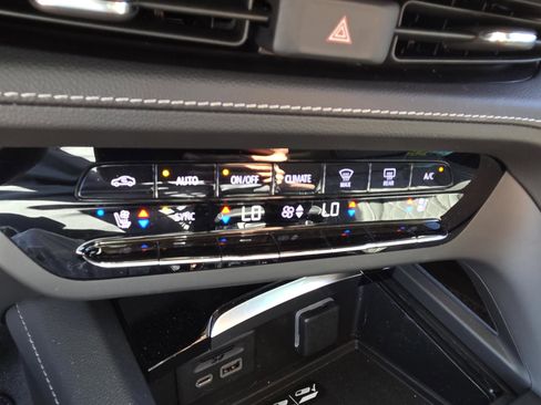 Used 2023 Buick Envision Avenir image 19