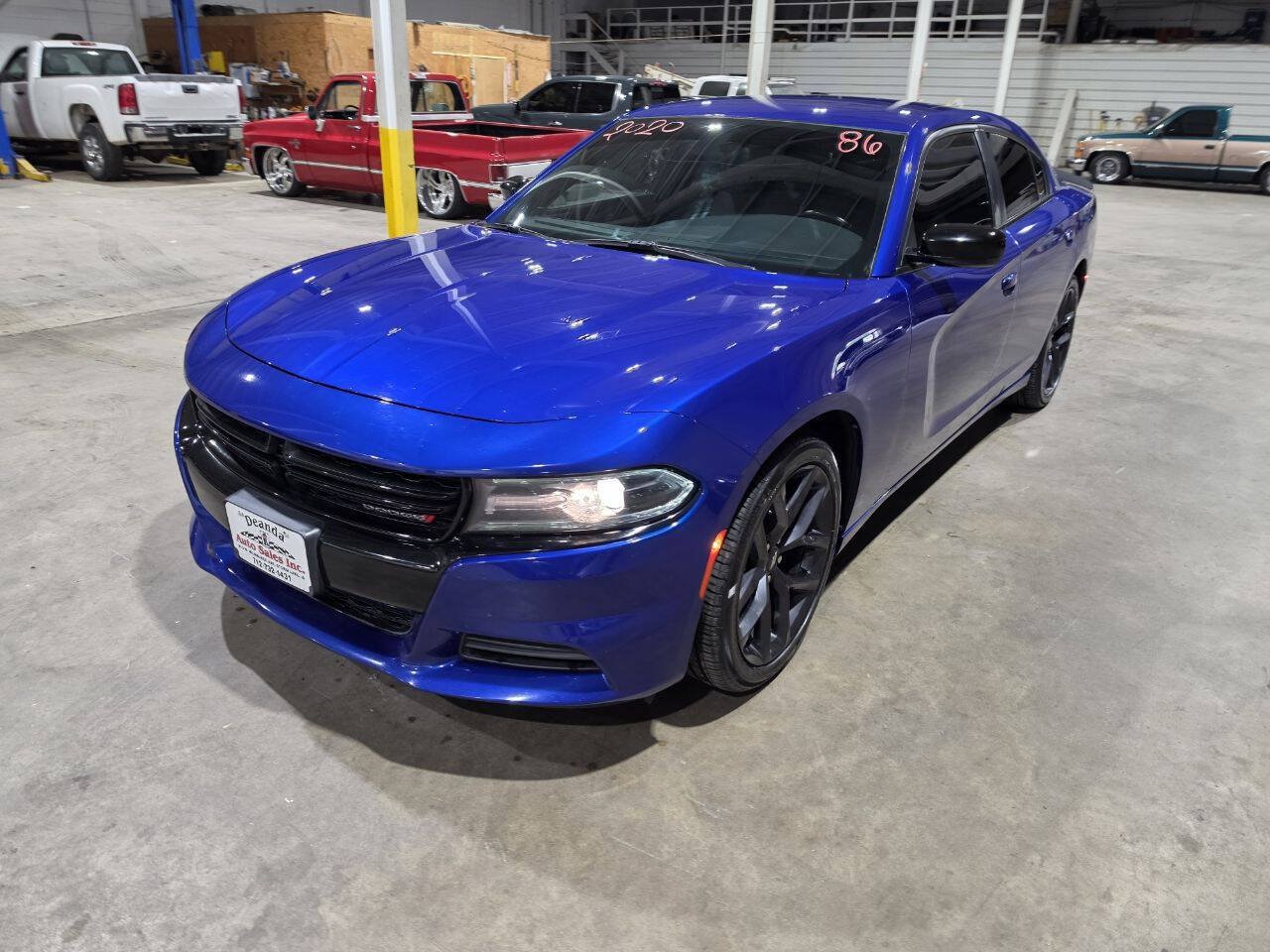 Used 2020 Dodge Charger SXT w/ Blacktop Package RWD image 2