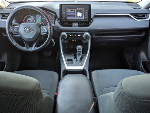 Used 2022 Toyota RAV4 LE image 17