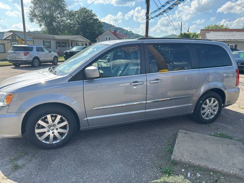 Used 2015 Chrysler Town & Country Touring FWD image 3