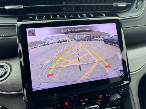 Used 2023 Jeep Grand Cherokee Limited image 30