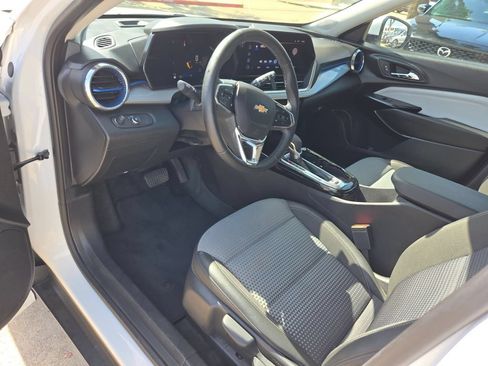 Used 2025 Chevrolet Trax LT w/ LT Convenience Package FWD image 13