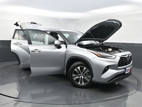 Used 2023 Toyota Highlander XLE image 40