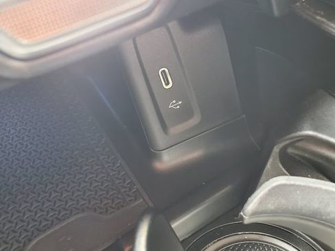 Used 2024 Mercedes-Benz GLC 300 4MATIC image 27