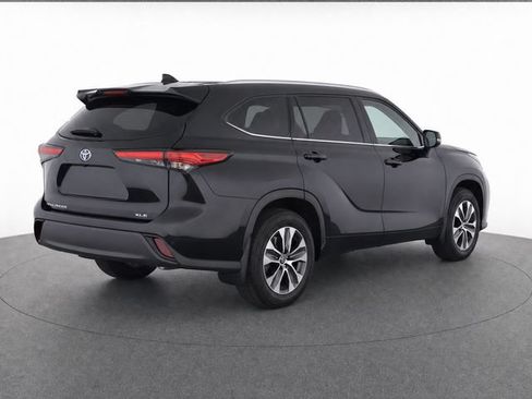Used 2022 Toyota Highlander XLE FWD image 4