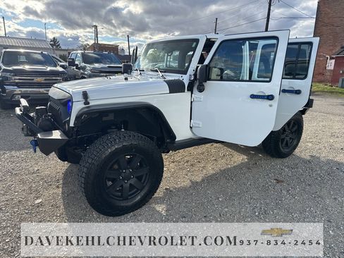 Used 2015 Jeep Wrangler Unlimited Sahara w/ Connectivity Group image 28
