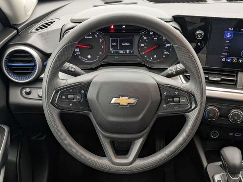 Used 2025 Chevrolet Trax LS image 22