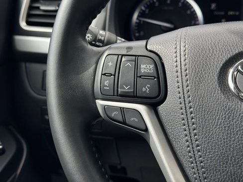 Used 2018 Toyota Highlander SE image 37