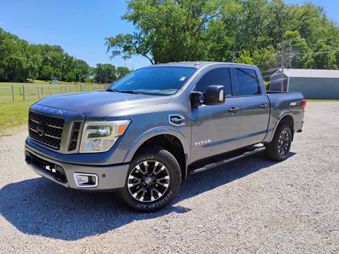 Used 2017 Nissan Titan PRO-4X w/ Pro-4x Convenience Package AWD/4WD image 3