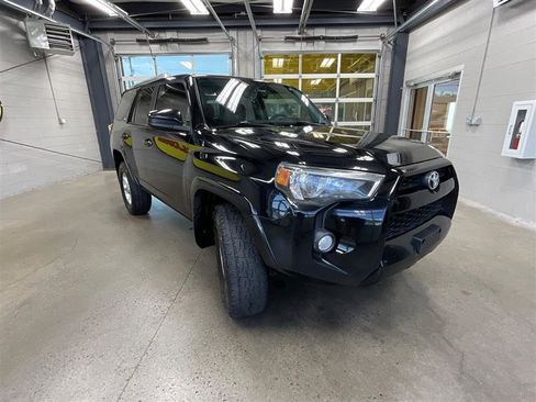 Used 2018 Toyota 4Runner SR5 AWD/4WD image 7