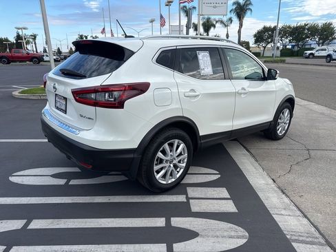 Used 2022 Nissan Rogue Sport SV image 4