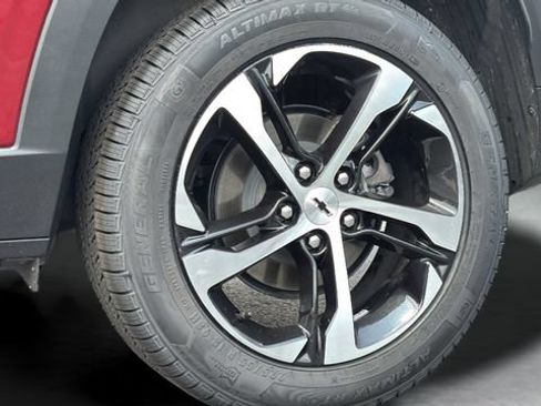 Used 2025 Chevrolet Trax RS w/ Sunroof Package FWD image 29