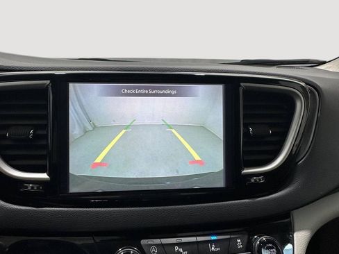 Used 2023 Chrysler Pacifica Touring-L FWD image 14