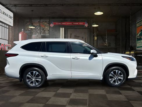 Used 2022 Toyota Highlander XLE AWD/4WD image 8