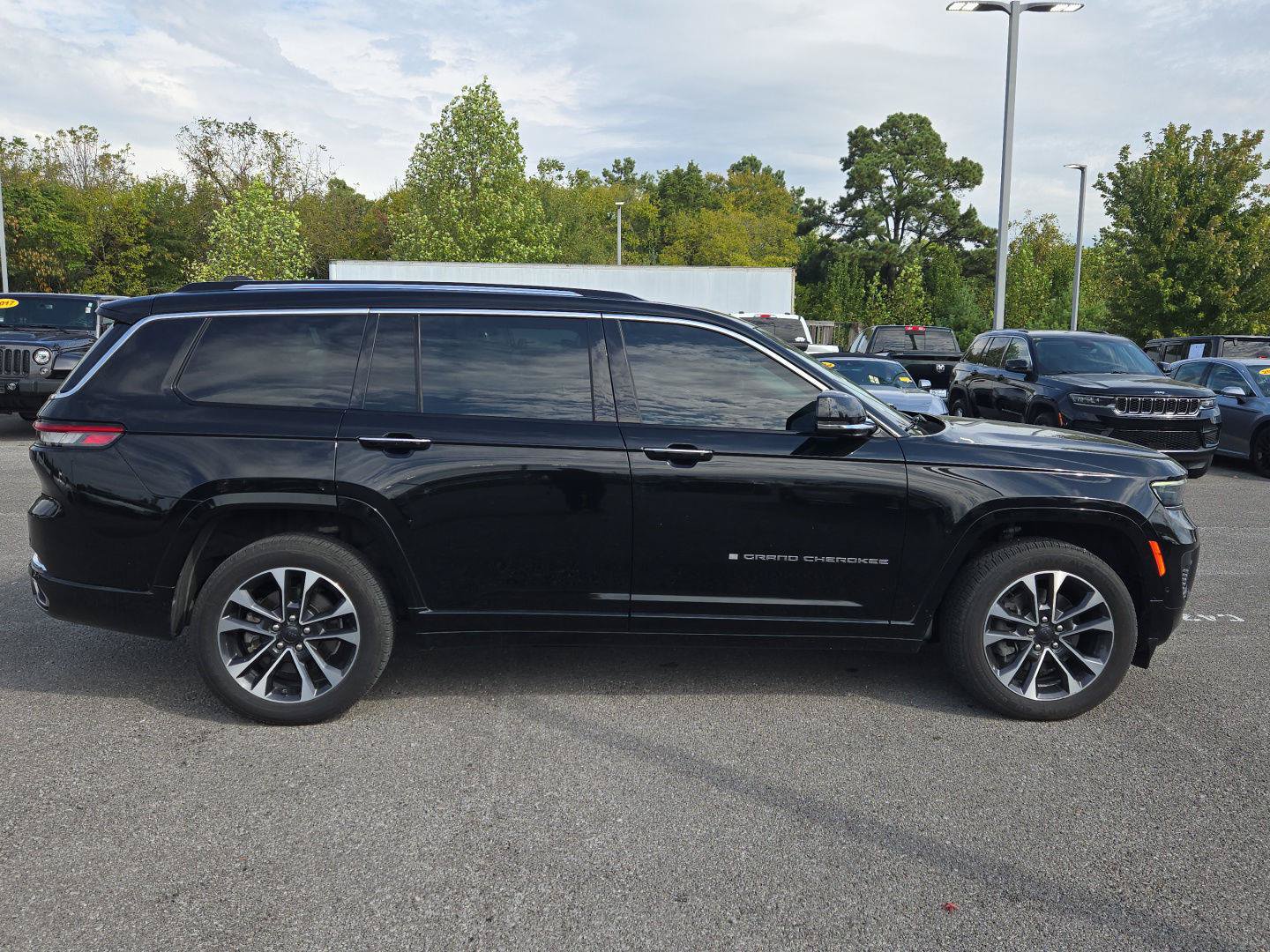Used 2021 Jeep Grand Cherokee L Overland w/ Luxury Tech Group IV AWD/4WD image 8