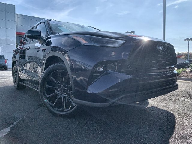 Used 2025 Toyota Highlander XLE FWD image 2