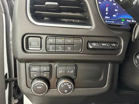 Used 2023 Chevrolet Suburban High Country image 18