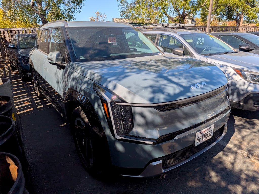 Used 2024 Kia EV9 Land w/ Towing Package AWD/4WD image 3