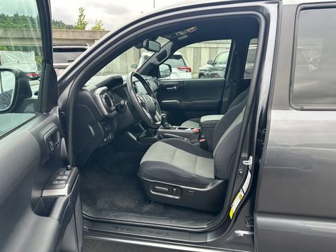 Used 2021 Toyota Tacoma TRD Off-Road w/ Technology Package AWD/4WD image 12
