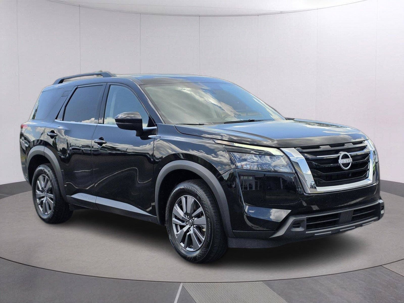 Used 2025 Nissan Pathfinder SV FWD image 7