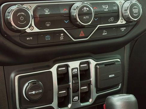 Used 2023 Jeep Wrangler Unlimited Sahara image 23