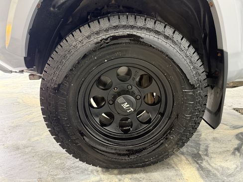 Used 2020 Toyota Tacoma SR5 AWD/4WD image 24