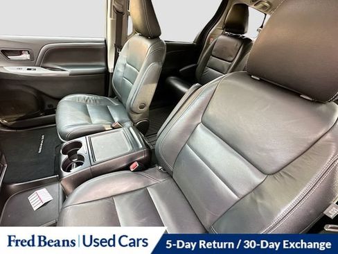 Used 2016 Toyota Sienna SE Premium w/ Four Season Floor Mat Package FWD image 27