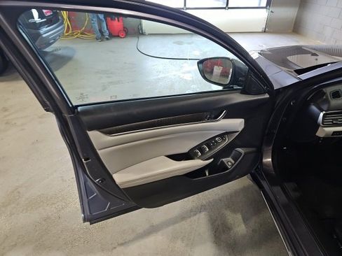 Used 2018 Honda Accord EX image 10
