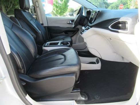 Used 2023 Chrysler Pacifica Touring-L FWD image 10