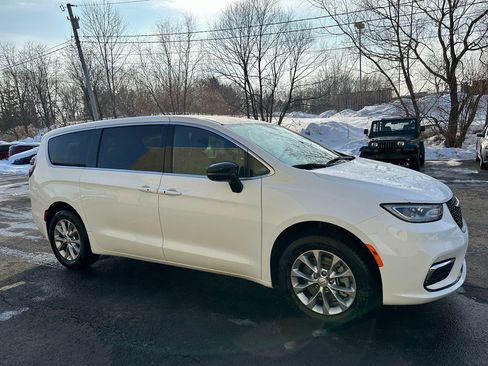 New 2026 Chrysler Pacifica Select AWD/4WD image 1