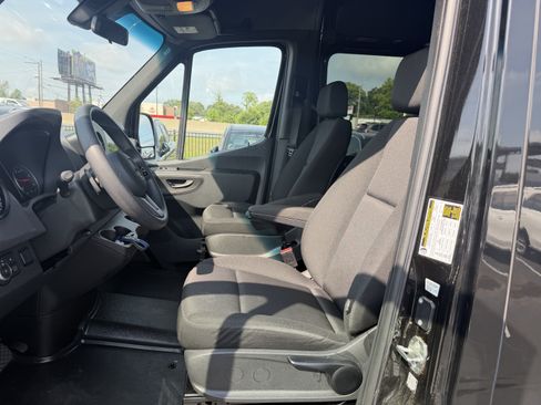 Used 2024 Mercedes-Benz Sprinter 2500 image 15