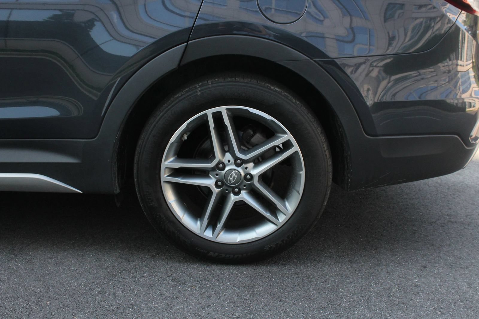 Used 2017 Hyundai Santa Fe Limited AWD/4WD image 10