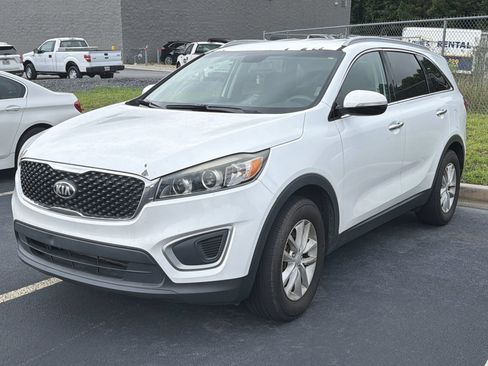 Used 2017 Kia Sorento FWD image 1