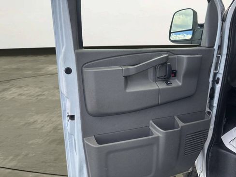 Used 2017 Chevrolet Express 2500 Extended RWD image 12