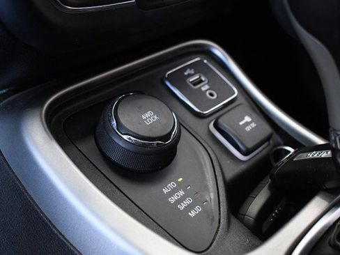 Used 2018 Jeep Compass Latitude w/ Popular Equipment Group AWD/4WD image 33