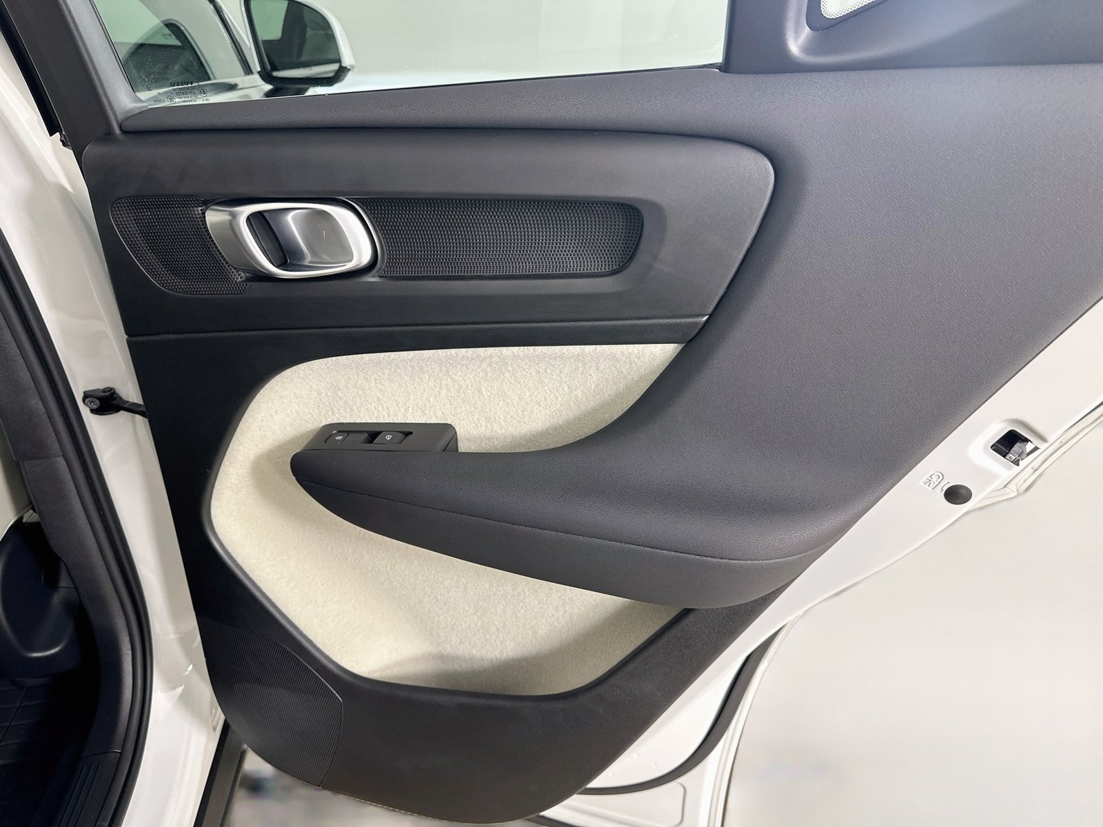 Certified 2025 Volvo XC40 B5 Ultra w/ Protection Package AWD/4WD image 39