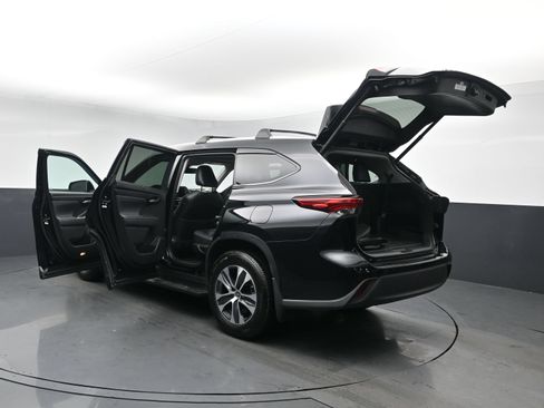 Used 2023 Toyota Highlander XLE AWD/4WD image 31