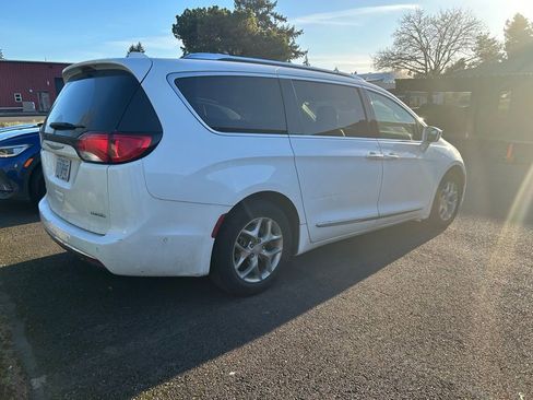 Used 2017 Chrysler Pacifica Limited w/ UConnect Theater Package image 5