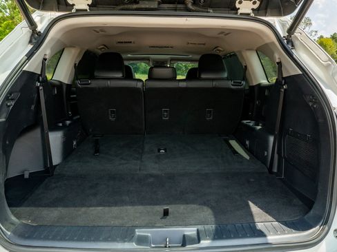 Used 2020 Toyota Highlander XLE FWD image 16