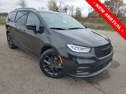 Used 2021 Chrysler Pacifica Limited w/ Uconnect Theater Family Group