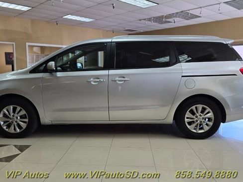 Used 2017 Kia Sedona LX w/ LX Essentials Premium Package FWD image 6