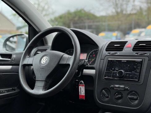 Used 2009 Volkswagen Rabbit S FWD image 3