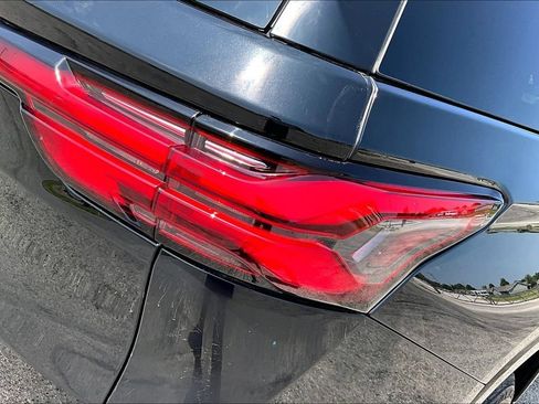 Used 2023 Chevrolet Traverse High Country FWD image 29