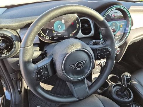 Used 2022 MINI Cooper 4-Door Hardtop w/ Premium Package FWD image 16