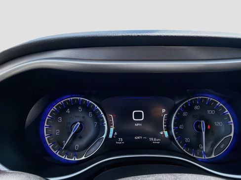 Used 2023 Chrysler Pacifica Touring-L FWD image 14