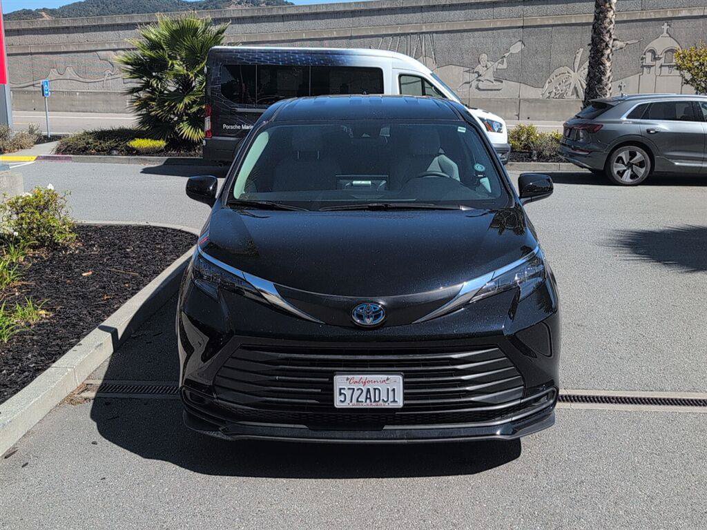 Used 2025 Toyota Sienna LE AWD/4WD image 3